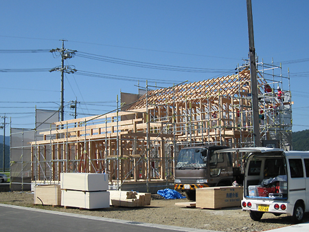 垂木が架かり建物の形が